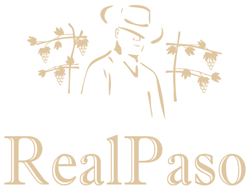 Ilustración del logo RealPaso: productor con sombrero entre parras de uva